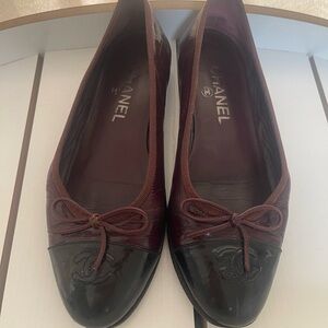 CHANEL Burgundy and Black Patent Cap-Toe Ballet Flats